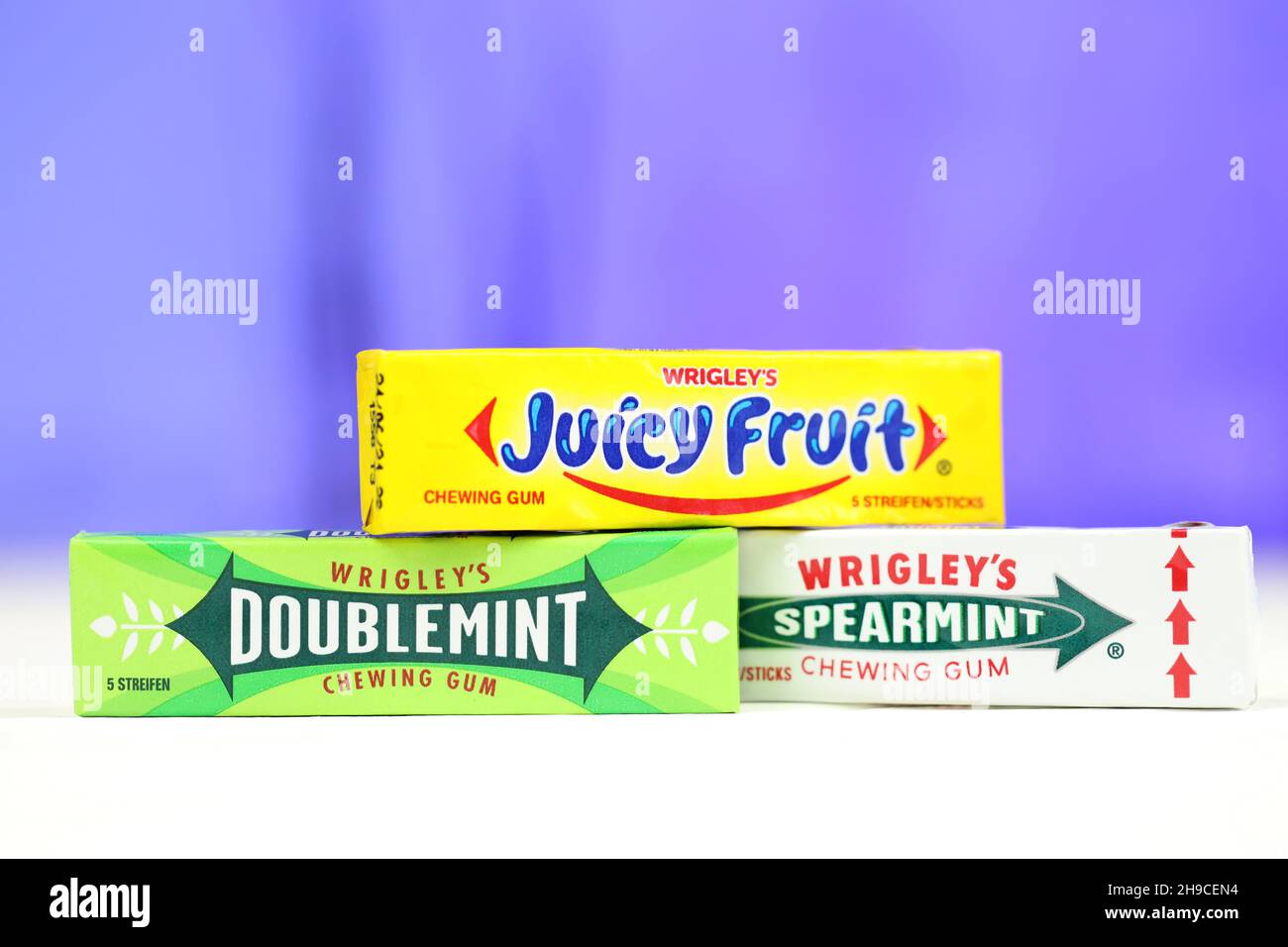 KHARKOV, UCRAINA - 14 FEBBRAIO 2021: Wrigleys Spearmint Doublemint e Juicy frutta chewing gum in classico pack design Foto Stock