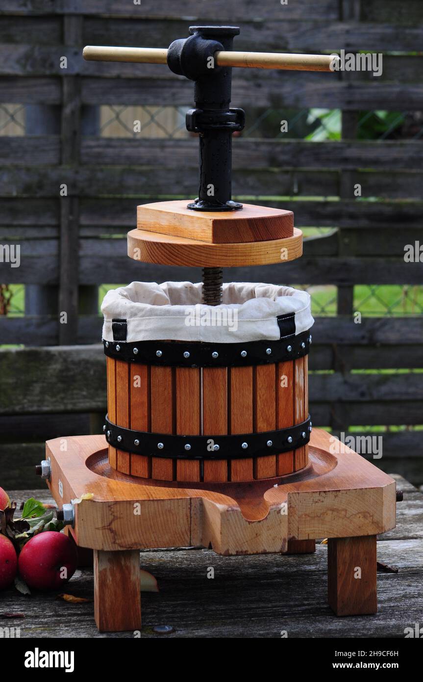 Artigianato del juicing - pressa di legno piccola in un giardino tedesco per le mele d'autunno - primo piano Foto Stock