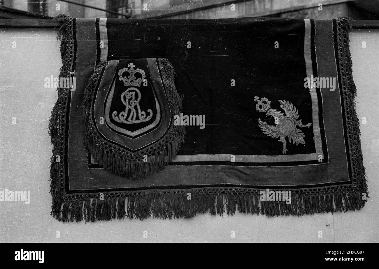 Polska, 1947-10. Pami¹tki prezentowane na okolicznoœciowej wystawie z okazji 130. Rocznicy œmierci Tadeusza Koœciuszki. NZ. Czaprak, podk³adka pod siod³o zdobiona królewskim monogramem Stanis³awa Augusta Poniatowskiego. mw PAP Dok³adny dzieñ wydarzenia nieustalony. Polonia, ottobre 1947. I mementi esposti in occasione della mostra che segna il 130° anniversario della morte di Tadeusz Kosciuszko. Nella foto: Una piazzola decorata con il monogramma reale di Stanislaw August Poniatowski. mw PAP Foto Stock