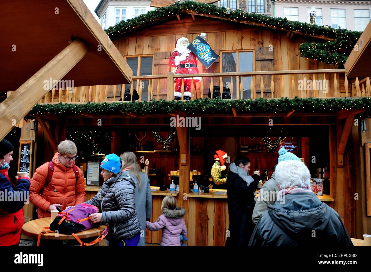 Copenaghen/Danimarca./06 Dicembre 2021/ il mercatino di Natale di Copenaghen è ancora aperto per i visitatori sono benvenuti al mercato di Hojbo plads Christms in prima caduta sonw nella capitale danese Copenaghen . (Foto..Francis Joseph Dean/Dean Pictures) Foto Stock