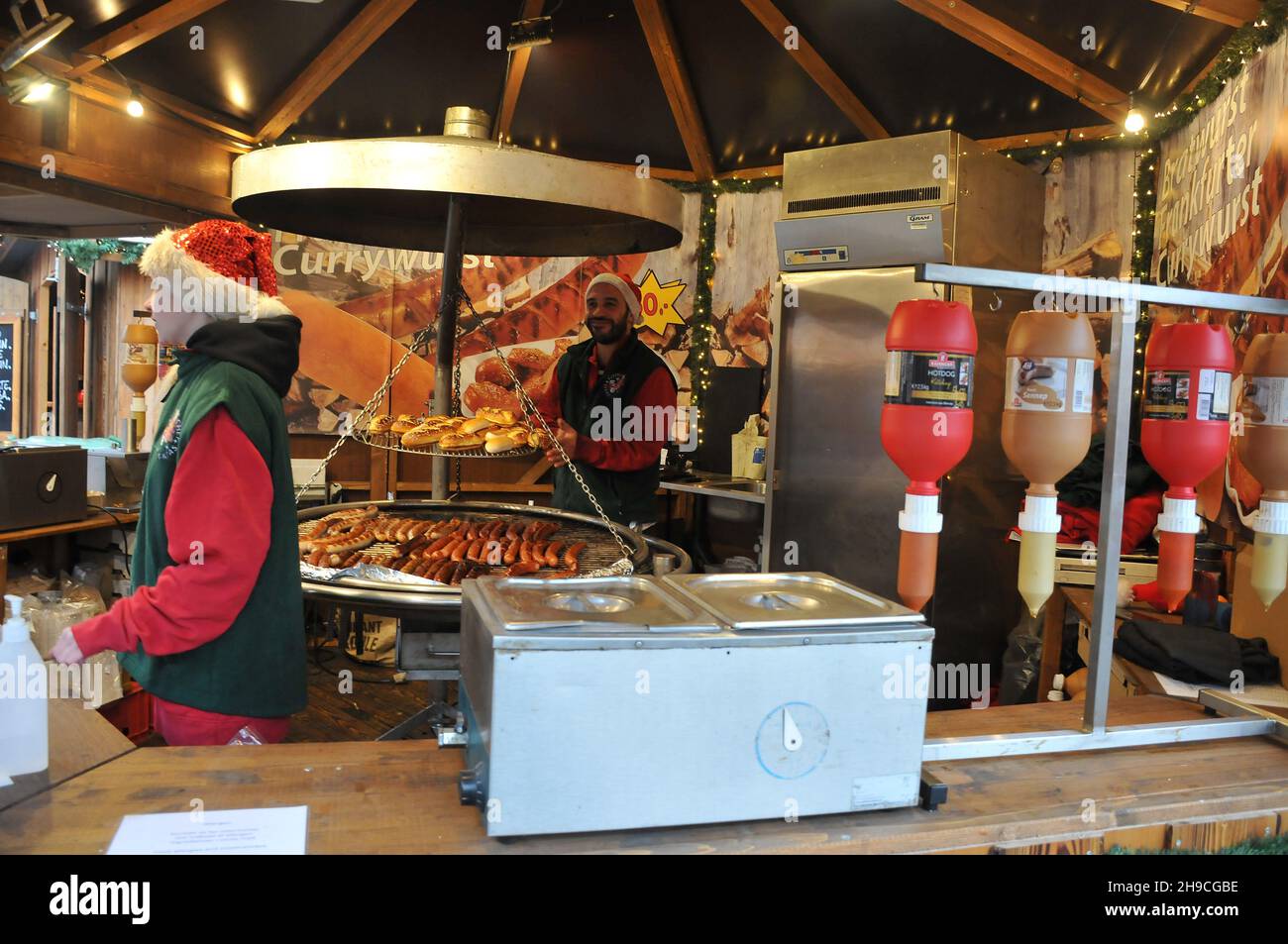 Copenaghen/Danimarca./06 Dicembre 2021/ il mercatino di Natale di Copenaghen è ancora aperto per i visitatori sono benvenuti al mercato di Hojbo plads Christms in prima caduta sonw nella capitale danese Copenaghen . (Foto..Francis Joseph Dean/Dean Pictures) Foto Stock