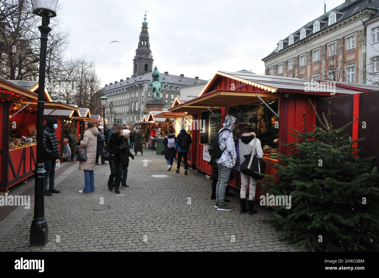 Copenaghen/Danimarca./06 Dicembre 2021/ il mercatino di Natale di Copenaghen è ancora aperto per i visitatori sono benvenuti al mercato di Hojbo plads Christms in prima caduta sonw nella capitale danese Copenaghen . (Foto..Francis Joseph Dean/Dean Pictures) Foto Stock