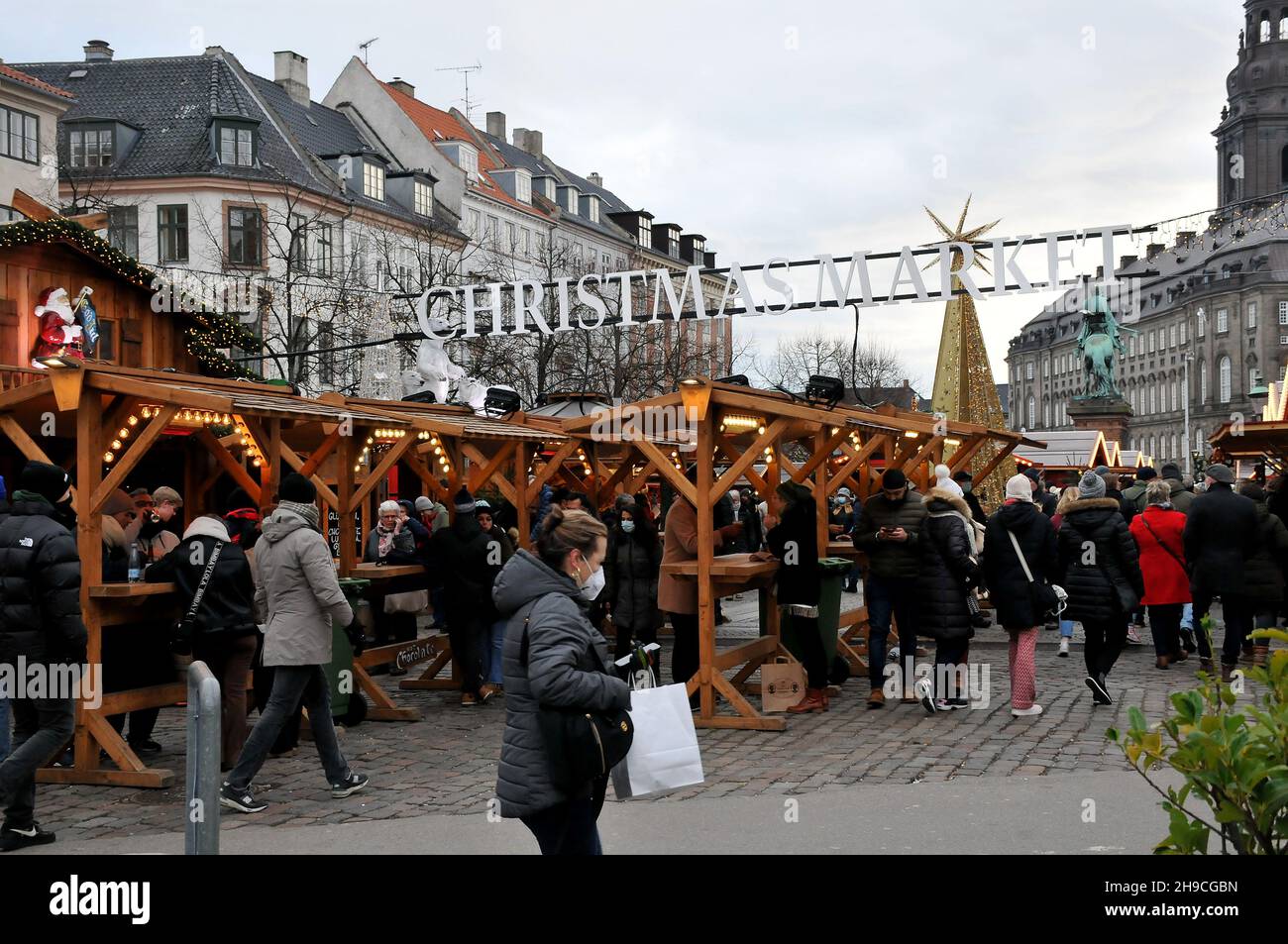 Copenaghen/Danimarca./06 Dicembre 2021/ il mercatino di Natale di Copenaghen è ancora aperto per i visitatori sono benvenuti al mercato di Hojbo plads Christms in prima caduta sonw nella capitale danese Copenaghen . (Foto..Francis Joseph Dean/Dean Pictures) Foto Stock