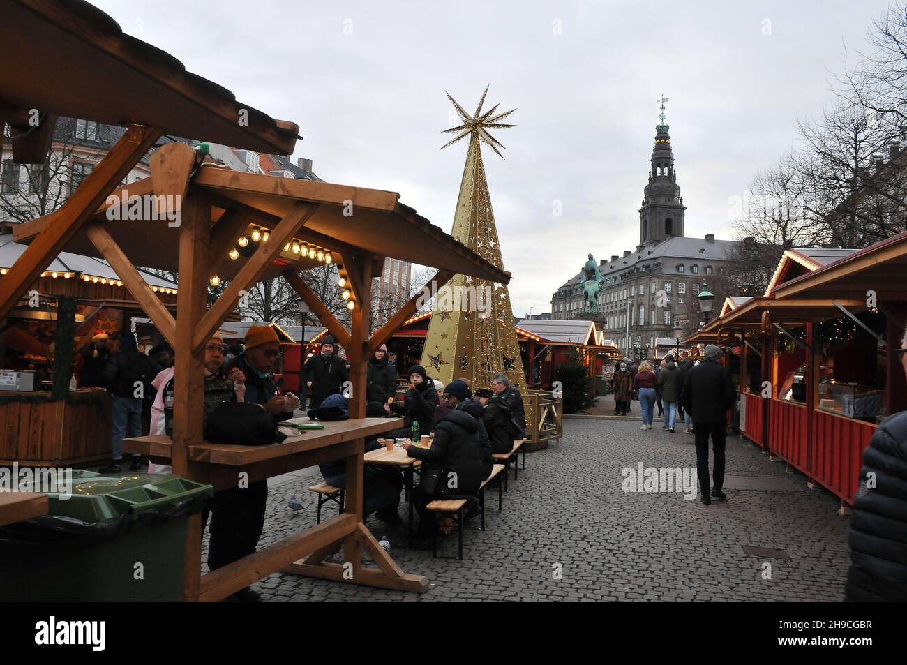 Copenaghen/Danimarca./06 Dicembre 2021/ il mercatino di Natale di Copenaghen è ancora aperto per i visitatori sono benvenuti al mercato di Hojbo plads Christms in prima caduta sonw nella capitale danese Copenaghen . (Foto..Francis Joseph Dean/Dean Pictures) Foto Stock