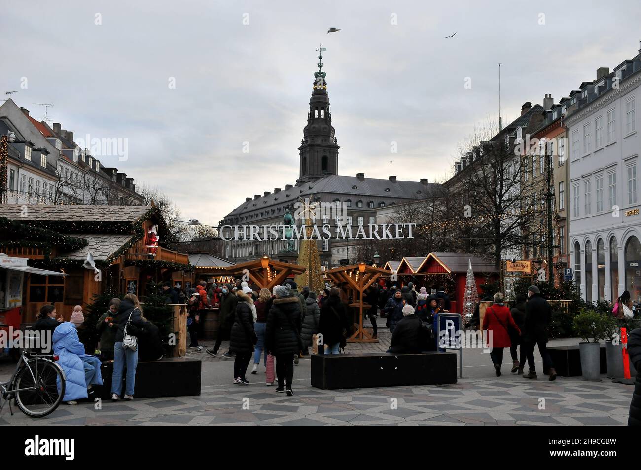 Copenaghen/Danimarca./06 Dicembre 2021/ il mercatino di Natale di Copenaghen è ancora aperto per i visitatori sono benvenuti al mercato di Hojbo plads Christms in prima caduta sonw nella capitale danese Copenaghen . (Foto..Francis Joseph Dean/Dean Pictures) Foto Stock
