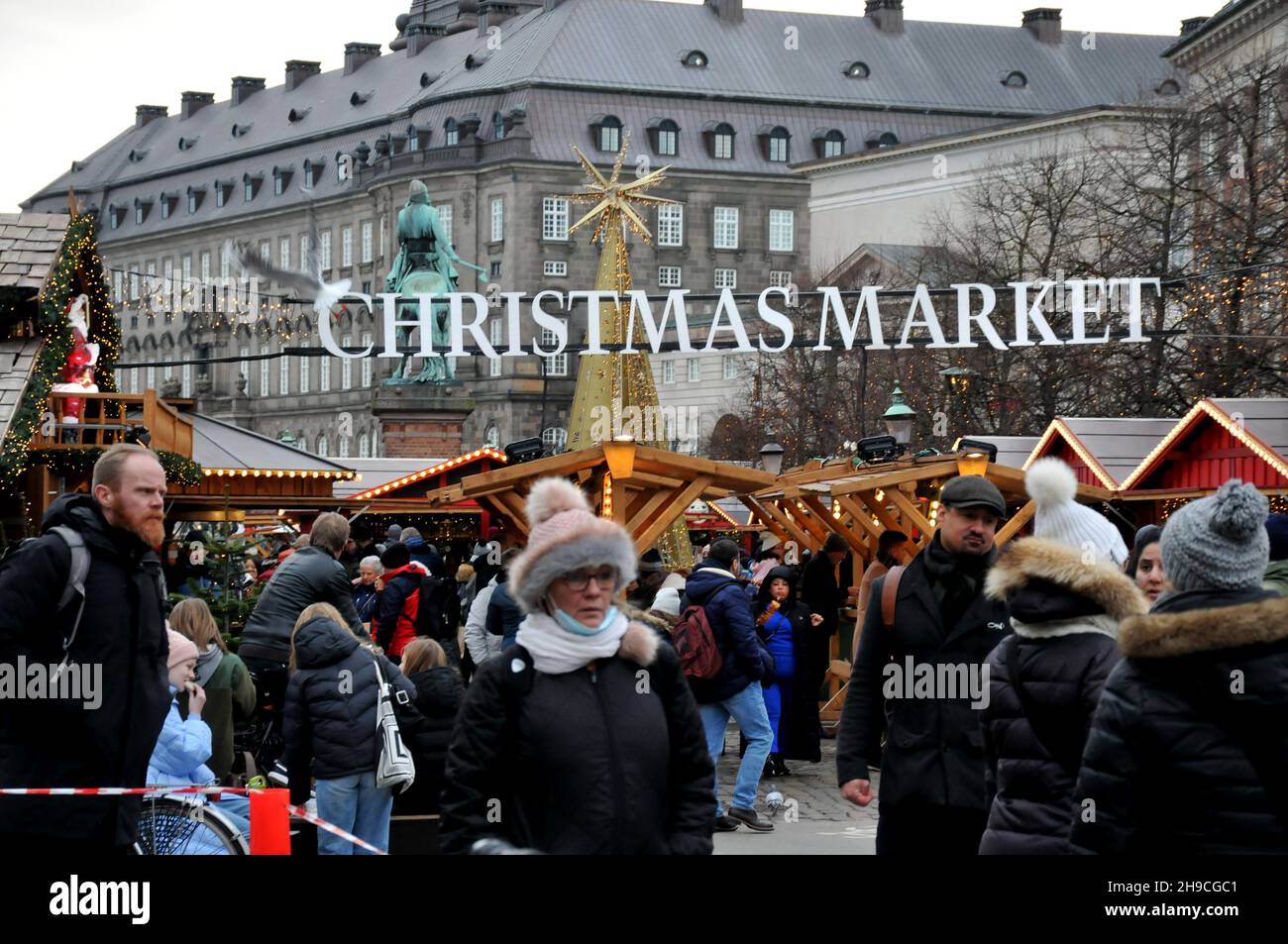 Copenaghen/Danimarca./06 Dicembre 2021/ il mercatino di Natale di Copenaghen è ancora aperto per i visitatori sono benvenuti al mercato di Hojbo plads Christms in prima caduta sonw nella capitale danese Copenaghen . (Foto..Francis Joseph Dean/Dean Pictures) Foto Stock