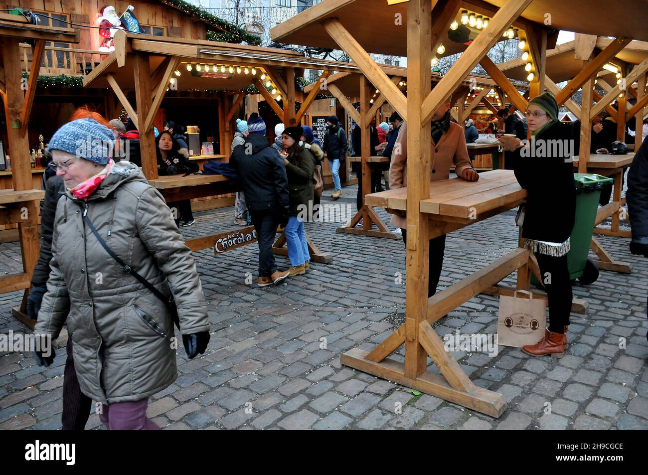 Copenaghen/Danimarca./06 Dicembre 2021/ il mercatino di Natale di Copenaghen è ancora aperto per i visitatori sono benvenuti al mercato di Hojbo plads Christms in prima caduta sonw nella capitale danese Copenaghen . (Foto..Francis Joseph Dean/Dean Pictures) Foto Stock