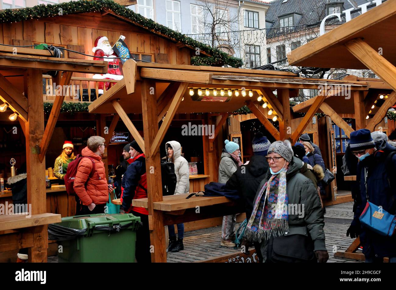 Copenaghen/Danimarca./06 Dicembre 2021/ il mercatino di Natale di Copenaghen è ancora aperto per i visitatori sono benvenuti al mercato di Hojbo plads Christms in prima caduta sonw nella capitale danese Copenaghen . (Foto..Francis Joseph Dean/Dean Pictures) Foto Stock