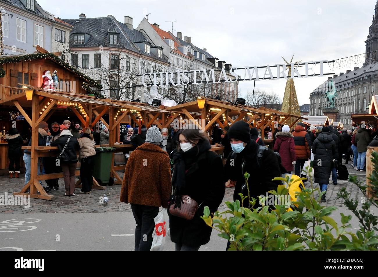 Copenaghen/Danimarca./06 Dicembre 2021/ il mercatino di Natale di Copenaghen è ancora aperto per i visitatori sono benvenuti al mercato di Hojbo plads Christms in prima caduta sonw nella capitale danese Copenaghen . (Foto..Francis Joseph Dean/Dean Pictures) Foto Stock
