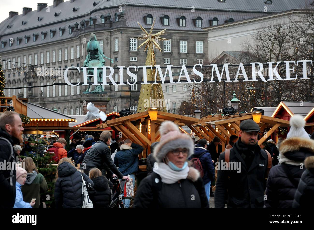 Copenaghen/Danimarca./06 Dicembre 2021/ il mercatino di Natale di Copenaghen è ancora aperto per i visitatori sono benvenuti al mercato di Hojbo plads Christms in prima caduta sonw nella capitale danese Copenaghen . (Foto..Francis Joseph Dean/Dean Pictures) Foto Stock