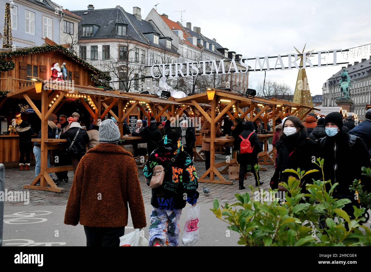 Copenaghen/Danimarca./06 Dicembre 2021/ il mercatino di Natale di Copenaghen è ancora aperto per i visitatori sono benvenuti al mercato di Hojbo plads Christms in prima caduta sonw nella capitale danese Copenaghen . (Foto..Francis Joseph Dean/Dean Pictures) Foto Stock