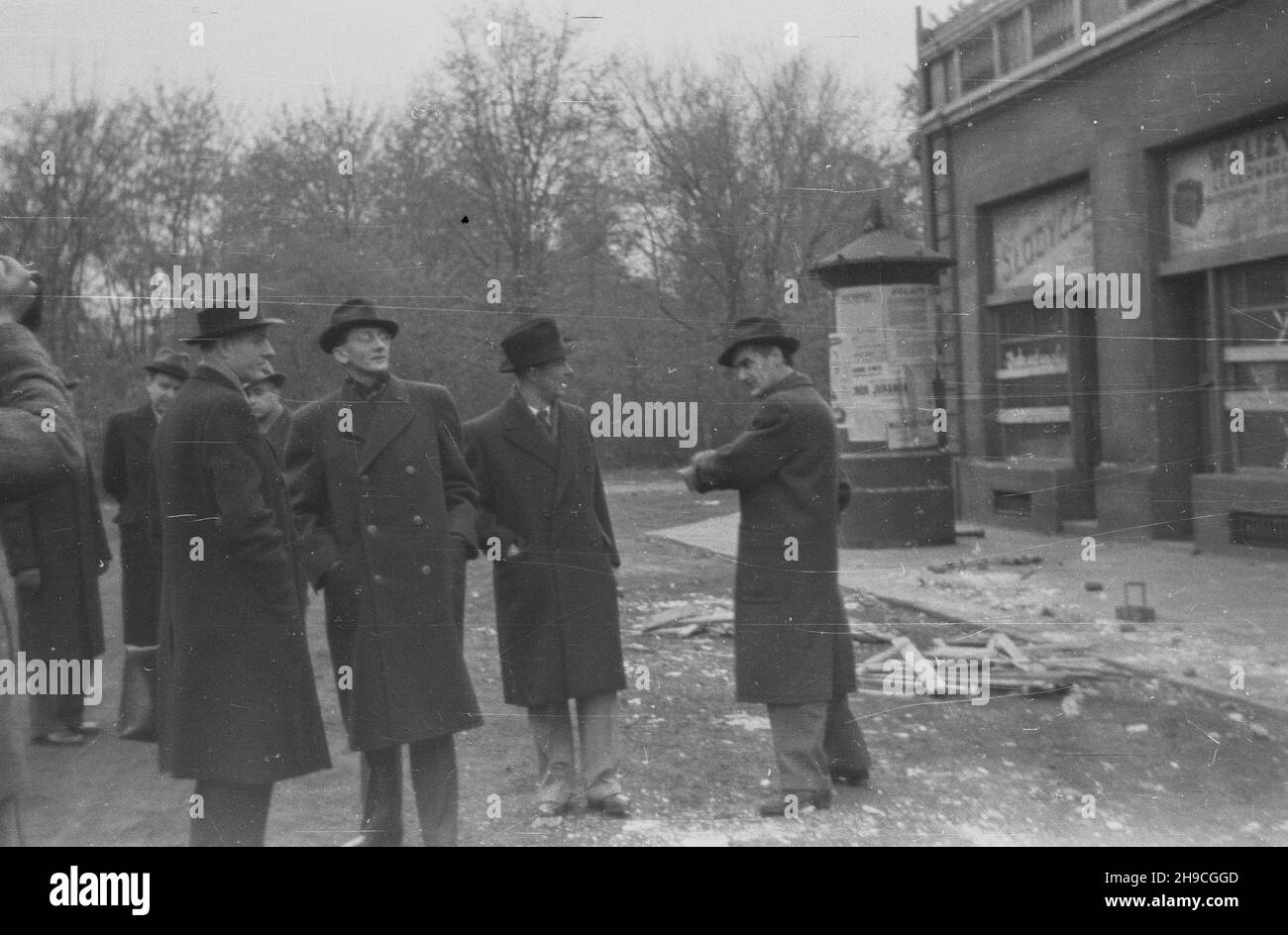 £ódŸ, 1947-10. W dniach 29-30 paŸdziernika w stolicy polskiego przemys³u filmowego goœcili filmowcy z Czechos³owacji, m.in.: Emil Sirotek, zastêpca kierownika eksploatacji, wynajmu i wymiany filmów; prof. Adolf Mertl, naczelnik Wydzia³u Filmowego w Ministerstwie Informacji i Propagandy i in¿. Lubomir Linhart (3P), dyrektor naczelny firmy Ceskoslovenska Filmova Spolecnost (Cefis). NZ. goœcie w atelier Filmu Polskiego przy ul. £ ¹kowej. bk PAP Dok³adny dzieñ wydarzenia nieustalony. Lodz, 1947 ottobre. Tra il 29 e il 30 ottobre il centro dell'industria cinematografica polacca ha ricevuto una delegazione di Foto Stock