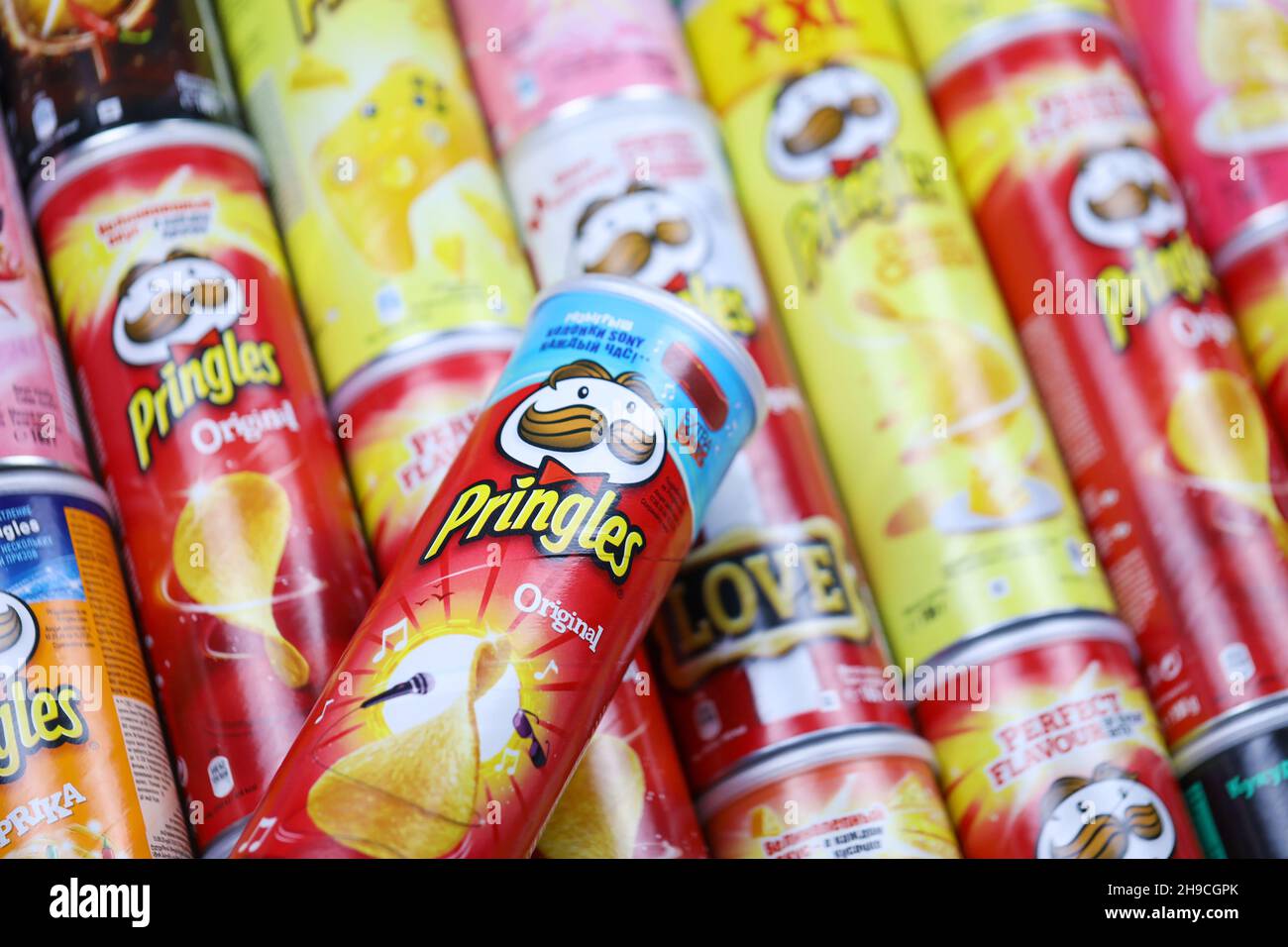 KHARKOV, UCRAINA - 30 MARZO 2021: Molti cilindri Pringles chips scatole con varios colori e sapori. Marchio americano di patatine a base di patate impilabili Foto Stock