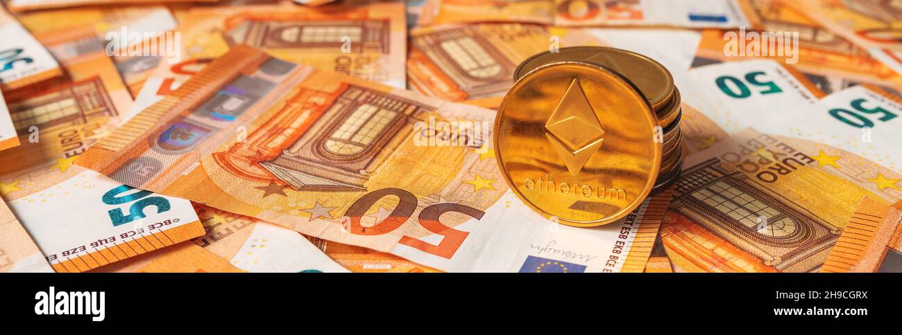 Monete in Bitcoin e banconote in euro per il concetto di cambio valuta, focus selettivo Foto Stock