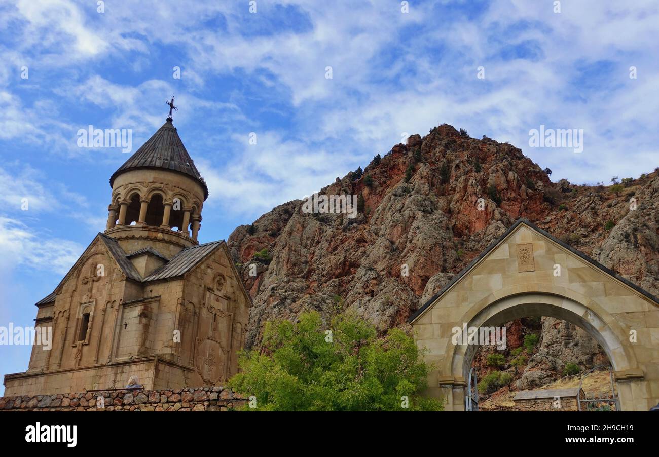 Chiesa rossa del complesso Monastero di Noravank costruito in montagna - Armenia Foto Stock