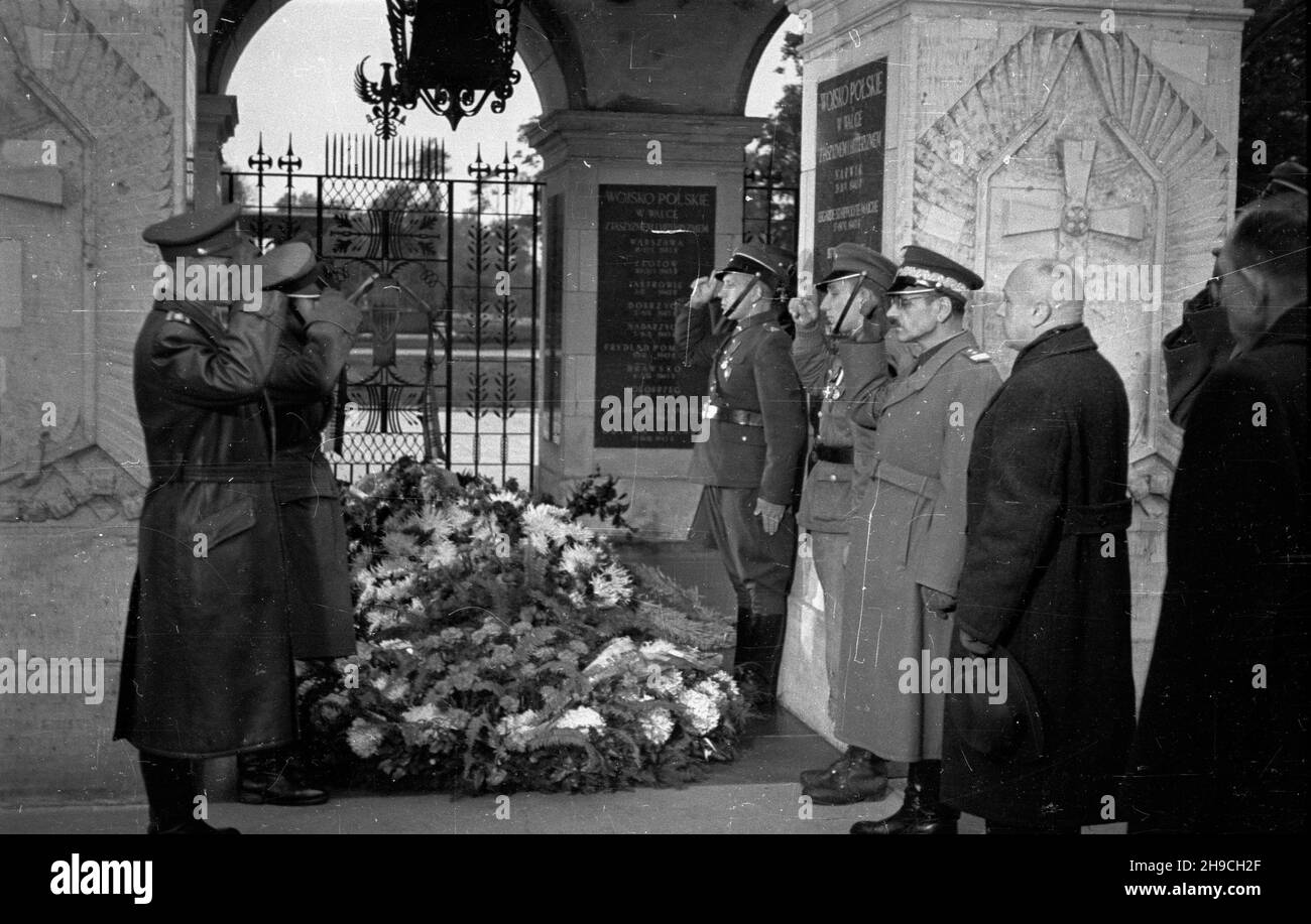 Warszawa, 1947-10-04. Apel poleg³ych na placu Zwyciêstwa z okazji trzeciej rocznicy powstania Milicji Obywatelskiej (MO). W uroczystoœci wziê³a udzia³ delegacja Policji Czechos³owackiej z zastêpc¹ komendanta g³ównego pp³k. Frankiem na czele. NZ. Delegacje czechos³owacka i polska salutuj¹ przy Grobie Nieznanego ¯o³nierza po z³o¿eniu wieñców. Obecny jest m.in. Komendant g³ówny Milicji Obywatelskiej Franciszek JóŸwiak (3P) i pp³k Franek (L). wb/gr PAP Varsavia, 4 ottobre 1947. Appello di un rotolo di onore su Piazza Zwyciestwa per celebrare il 3 ° anniversario della milizia del cittadino (MO). La cerimonia wa Foto Stock