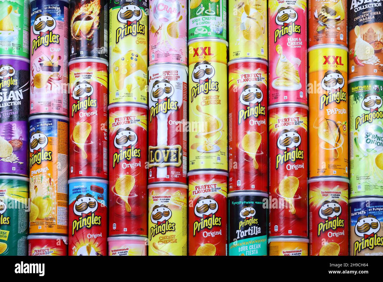 KHARKOV, UCRAINA - 30 MARZO 2021: Molti cilindri Pringles chips scatole con varios colori e sapori. Marchio americano di patatine a base di patate impilabili Foto Stock