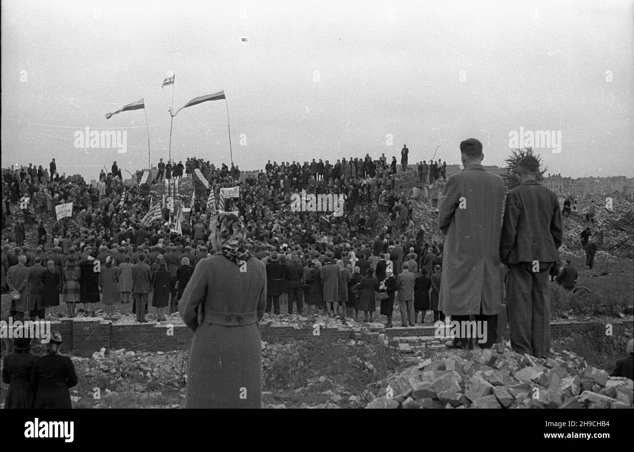 Warszawa, 1947-10-05. Inauguracja Tygodnia WiêŸnia Politycznego Msz¹ Œwiêt¹ w ruinach na Pawiaku. wb/gr PAP Varsavia, 5 ottobre 1947. Una Santa Messa inaugura la settimana di un prigioniero politico nelle rovine della prigione di Pawiak. wb/gr PAP Foto Stock