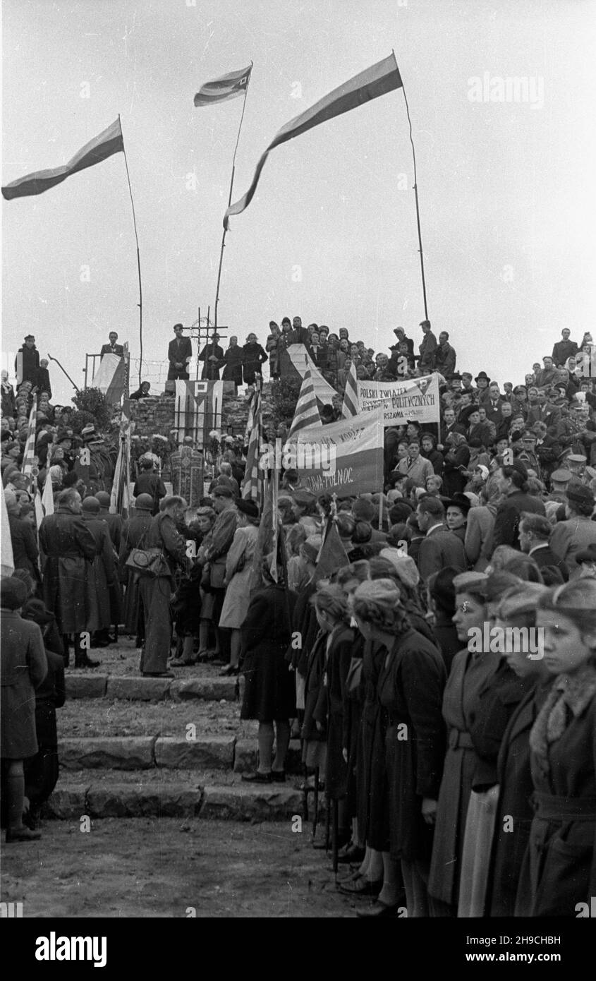 Warszawa, 1947-10-05. Inauguracja Tygodnia WiêŸnia Politycznego Msz¹ Œwiêt¹ w ruinach na Pawiaku. wb/gr PAP Varsavia, 5 ottobre 1947. Una Santa Messa inaugura la settimana di un prigioniero politico nelle rovine della prigione di Pawiak. wb/gr PAP Foto Stock