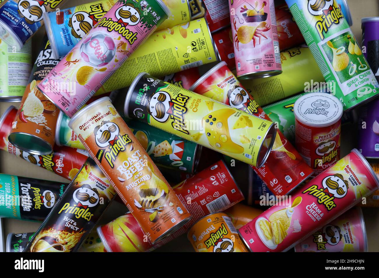 KHARKOV, UCRAINA - 30 MARZO 2021: Molti cilindri Pringles chips scatole con varios colori e sapori. Marchio americano di patatine a base di patate impilabili Foto Stock