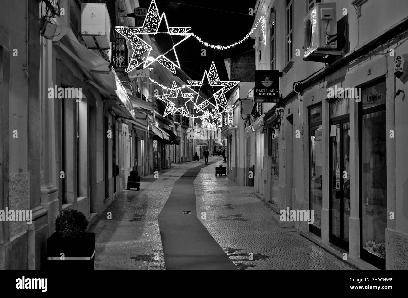 Rua das Lojas durante Natale 2021 di notte. A Loule. Algarve, Portogallo Foto Stock