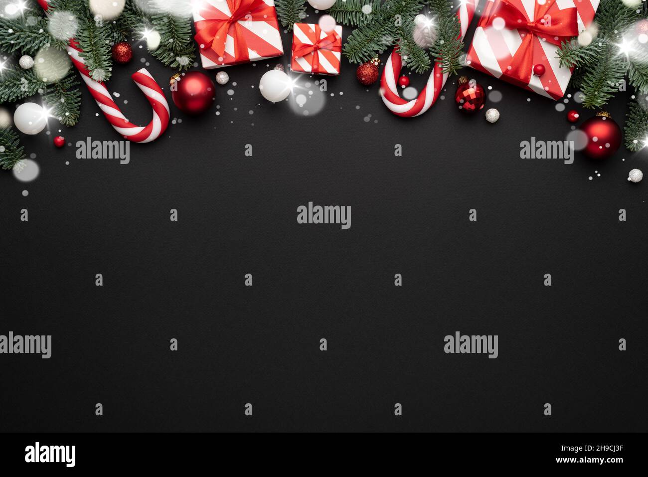 Sfondo nero con decorazioni natalizie e spazio di copia per il testo Foto Stock