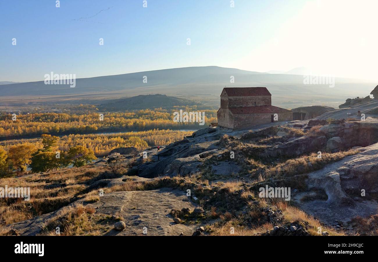 Vista da Uplistsikhe un'antica città scavata nella roccia nella Georgia orientale Foto Stock