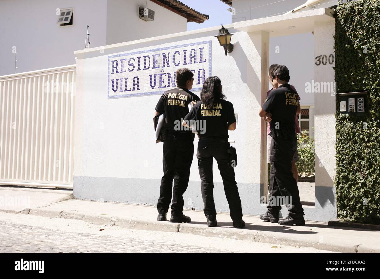 porto seguro, bahia, brasile - 6 agosto 2009: Agente federale di polizia durante un'operazione di polizia nella città di Porto Seguro. Foto Stock