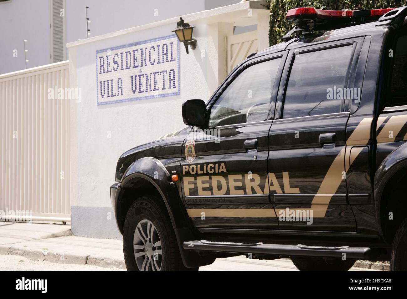 porto seguro, bahia, brasile - 6 agosto 2009: Agente federale di polizia durante un'operazione di polizia nella città di Porto Seguro. Foto Stock