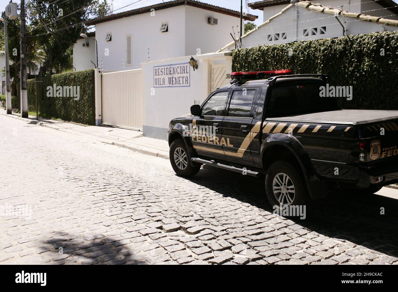 porto seguro, bahia, brasile - 6 agosto 2009: Agente federale di polizia durante un'operazione di polizia nella città di Porto Seguro. Foto Stock