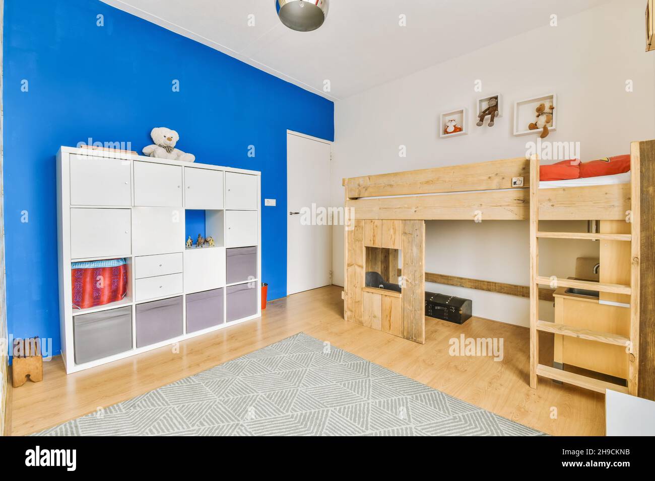 Camera per bambini con un gioco di colori contrastanti Foto Stock
