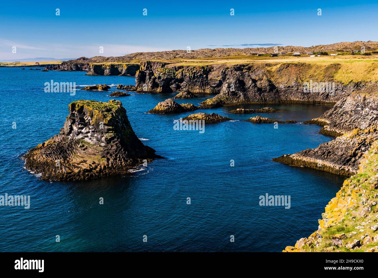 Formazioni rocciose alle scogliere di Arnarstapi, Penisola di Snaefelsnes, Islanda Foto Stock