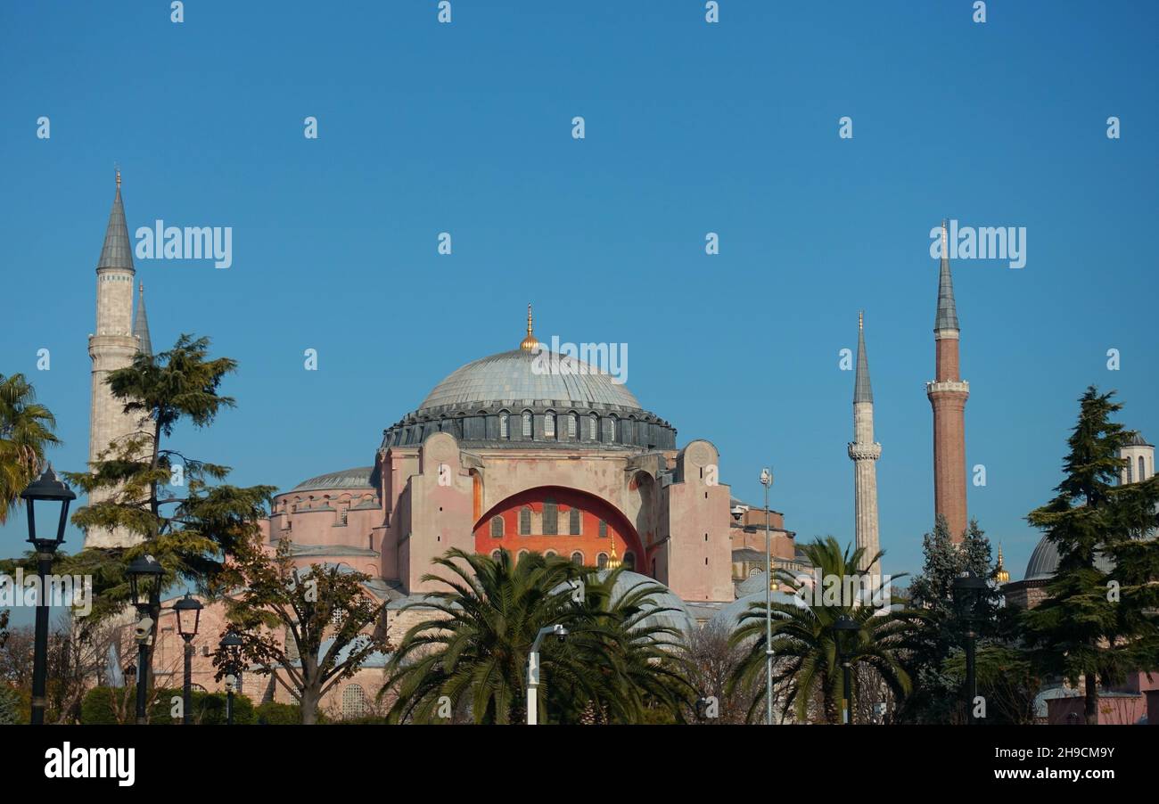 ISTANBUL / TURCHIA - 10 DICEMBRE 2019: Museo Ayasofya (Hagia Sophia) nel parco Sultan Ahmet di Eminonu, Istanbul, Turchia Foto Stock