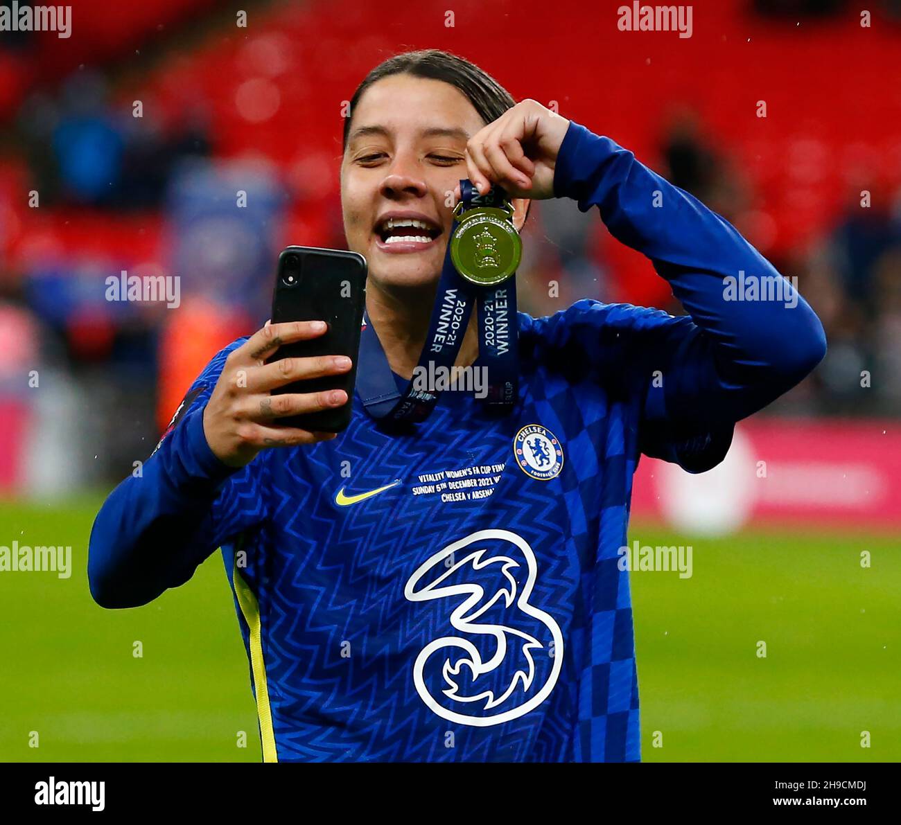 LONDRA, Inghilterra - DICEMBRE 05:Sam Kerr di Chelsea prende un selfie mentre pone con la sua medaglia dei vincitori dopo la finale 2021 della tazza di fa delle donne di Vitality Foto Stock
