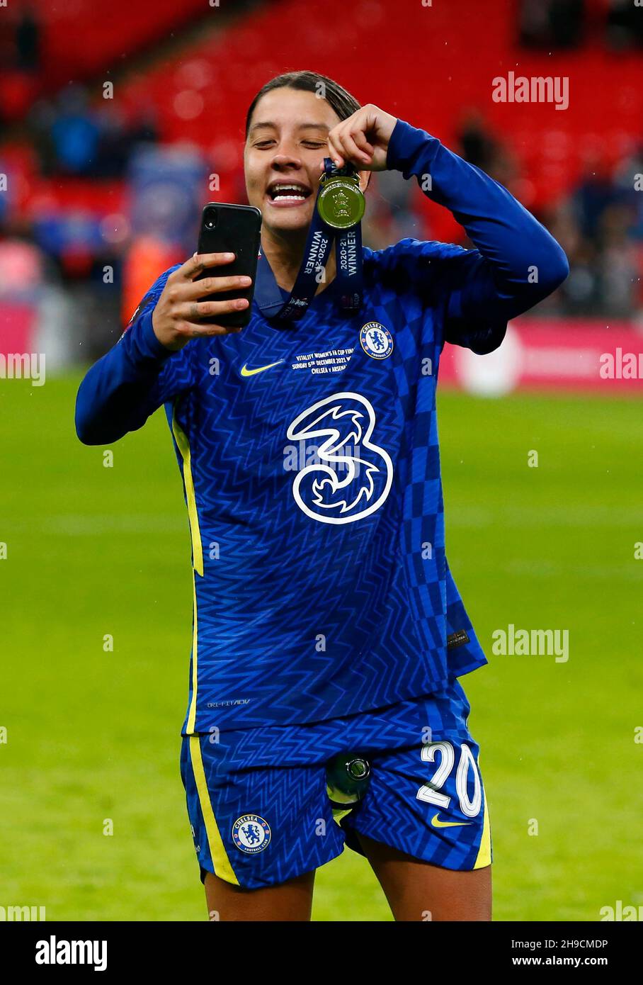 LONDRA, Inghilterra - DICEMBRE 05:Sam Kerr di Chelsea prende un selfie mentre pone con la sua medaglia dei vincitori dopo la finale 2021 della tazza di fa delle donne di Vitality Foto Stock