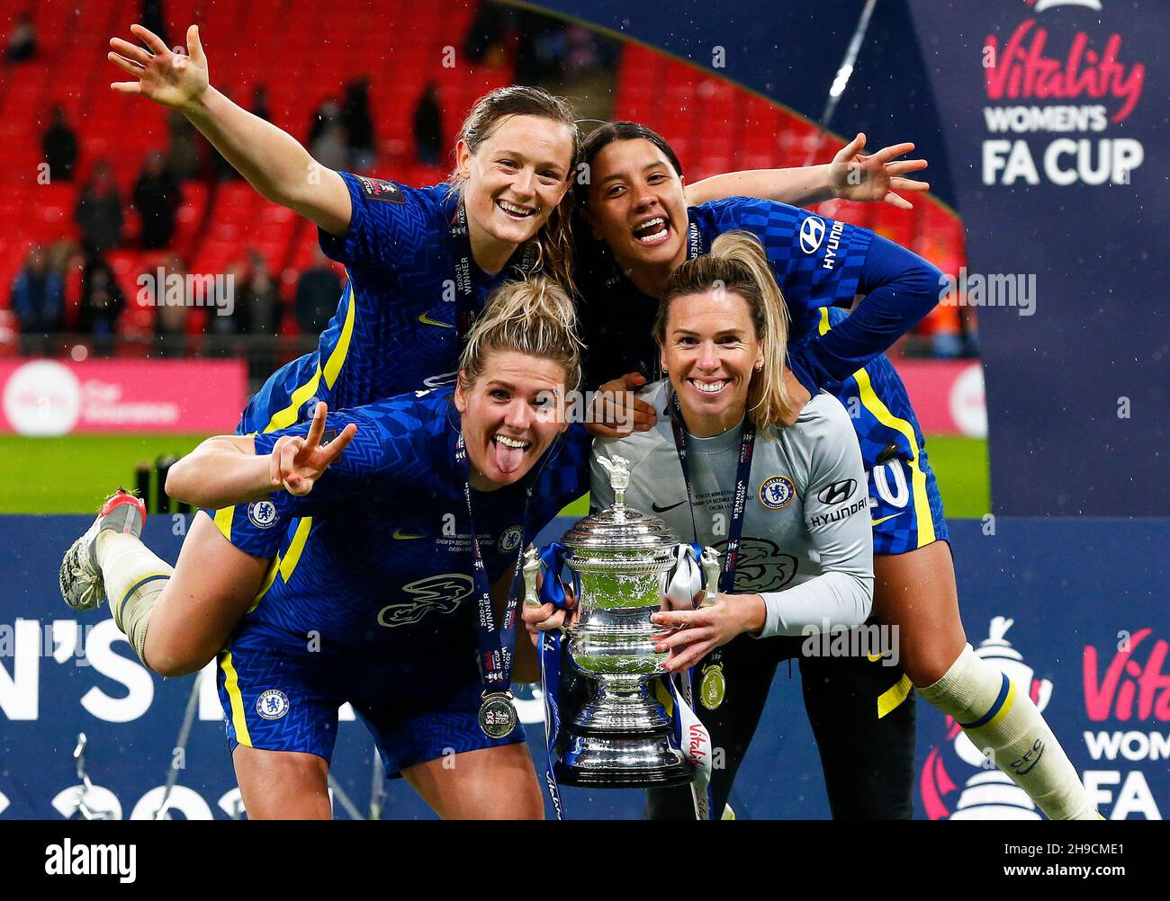 LONDRA, Inghilterra - DICEMBRE 05: Millie Bright, Erin Cuthbert, Carly Telford e Sam Kerr di Chelsea sollevano il Trofeo Vitality Women's fa Cup Foto Stock