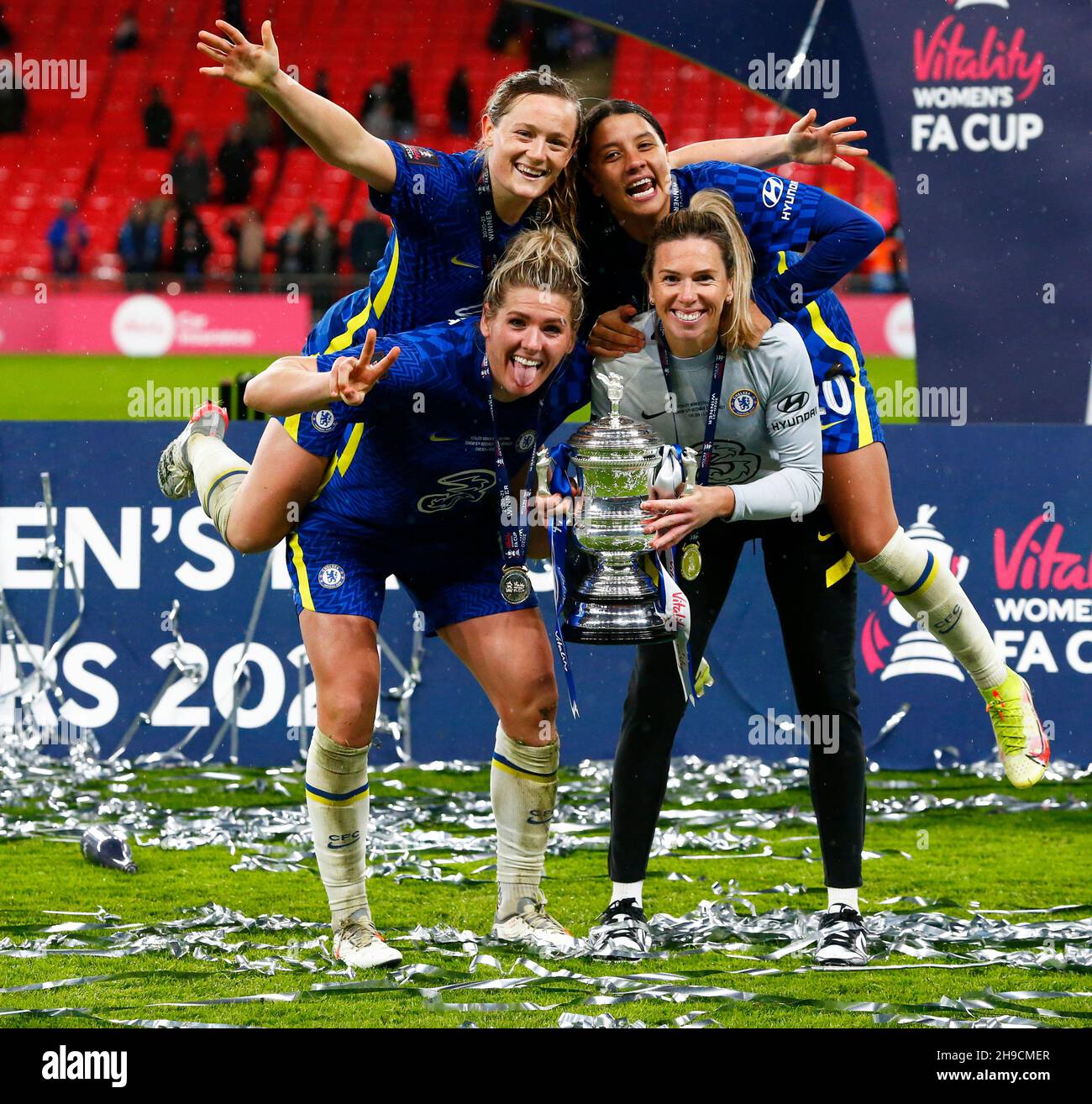 LONDRA, Inghilterra - DICEMBRE 05: Millie Bright, Erin Cuthbert, Carly Telford e Sam Kerr di Chelsea sollevano il Trofeo Vitality Women's fa Cup Foto Stock