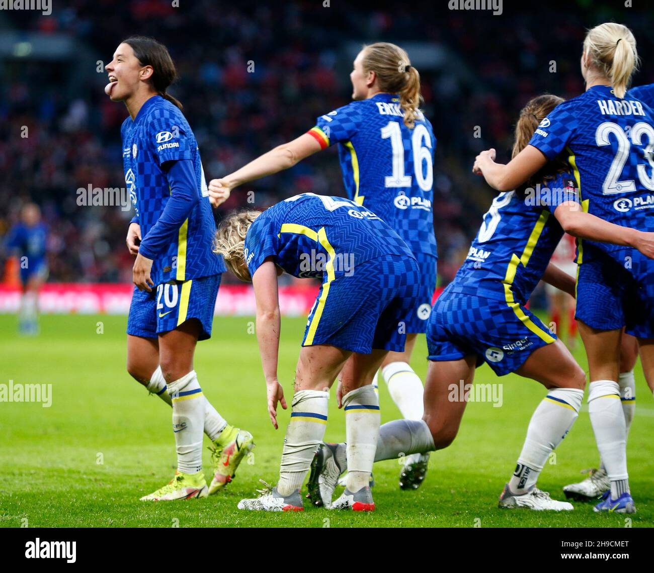 LONDRA, Inghilterra - DICEMBRE 05:Chelsea Women Sam Kerr celebra il suo obiettivo durante la finale 2021 della Coppa delle Donne Vitality fa tra Arsenal e Chelsea a Wemb Foto Stock