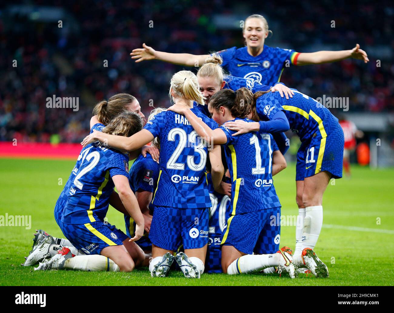 LONDRA, Inghilterra - DICEMBRE 05: Le donne del Chelsea Magdalena Eriksson festeggiano il traguardo Sam Kerr delle donne del Chelsea durante la finale 2021 della Coppa delle Donne del Vitality Foto Stock
