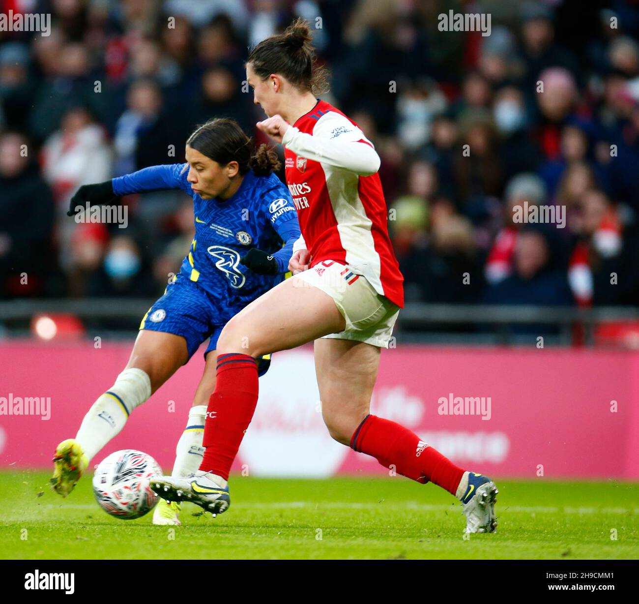 LONDRA, Inghilterra - DICEMBRE 05: Le donne del Chelsea Sam Kerr segnano durante la finale di fa Cup delle donne del Vitality 2021 fra l'Arsenal e il Chelsea allo stadio di Wembley Foto Stock