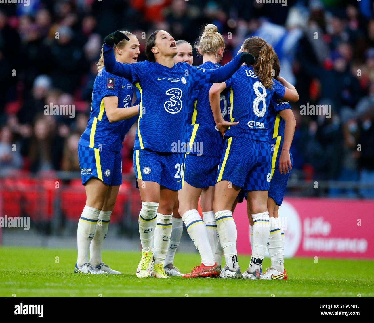LONDRA, Inghilterra - DICEMBRE 05: Le donne del Chelsea Sam Kerr celebra il suo obiettivo durante la finale di fa Cup delle donne del Vitality 2021 fra l'Arsenal e il Chelsea a noi Foto Stock