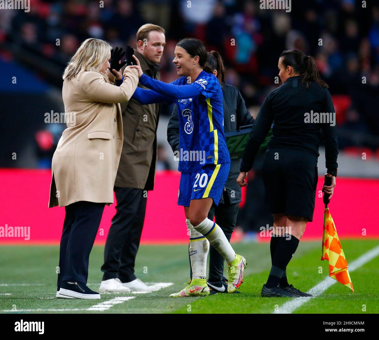 LONDRA, Inghilterra - DICEMBRE 05: Le donne del Chelsea Sam Kerr hanno colpito cinque con la vettura principale delle donne del Chelsea Emma Hayes durante la finale 2021 della tazza di fa delle donne del Vitality Foto Stock