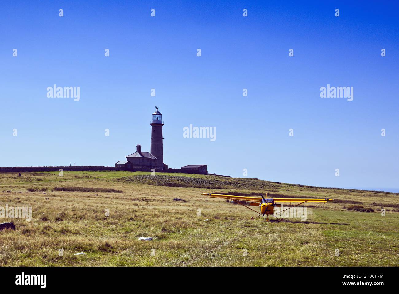 Lundy Island, Bristol Channel, Devon, Inghilterra, Regno Unito - velivolo leggero sulla striscia di Lundy di fronte al faro Old Light Foto Stock