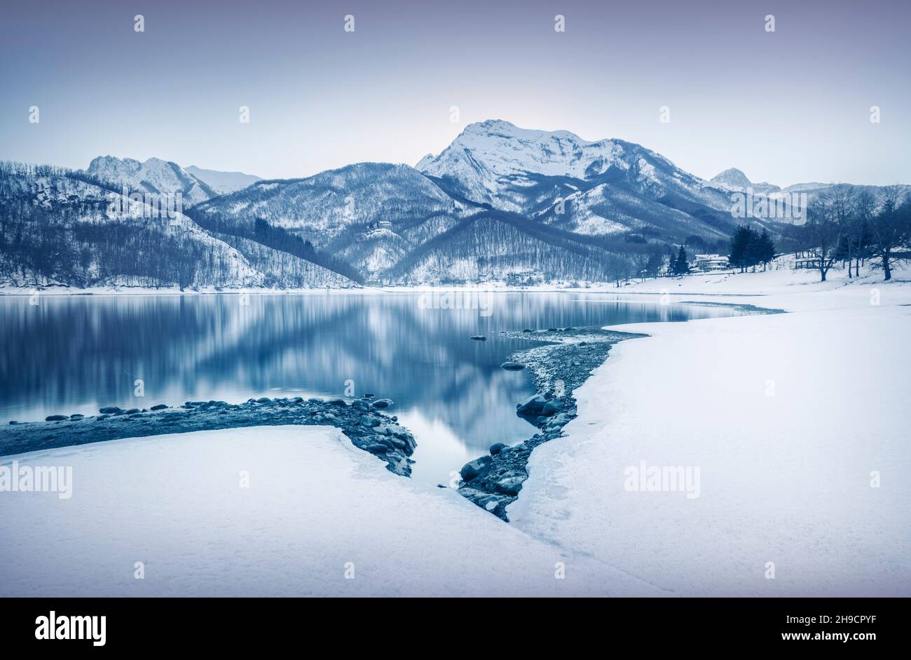 Lago di Gramolazzo e neve in montagna Apuan in inverno dopo il tramonto. Garfagnana, Toscana, Italia, Europa. Fotografia a lunga esposizione. Foto Stock