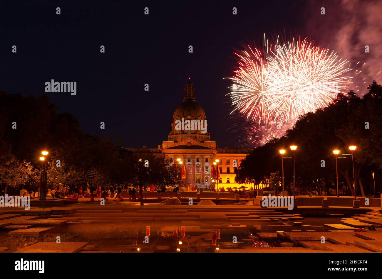Fuochi d'artificio nel cielo sopra Alberta Legislature Grounds a Edmonton, Canada Foto Stock