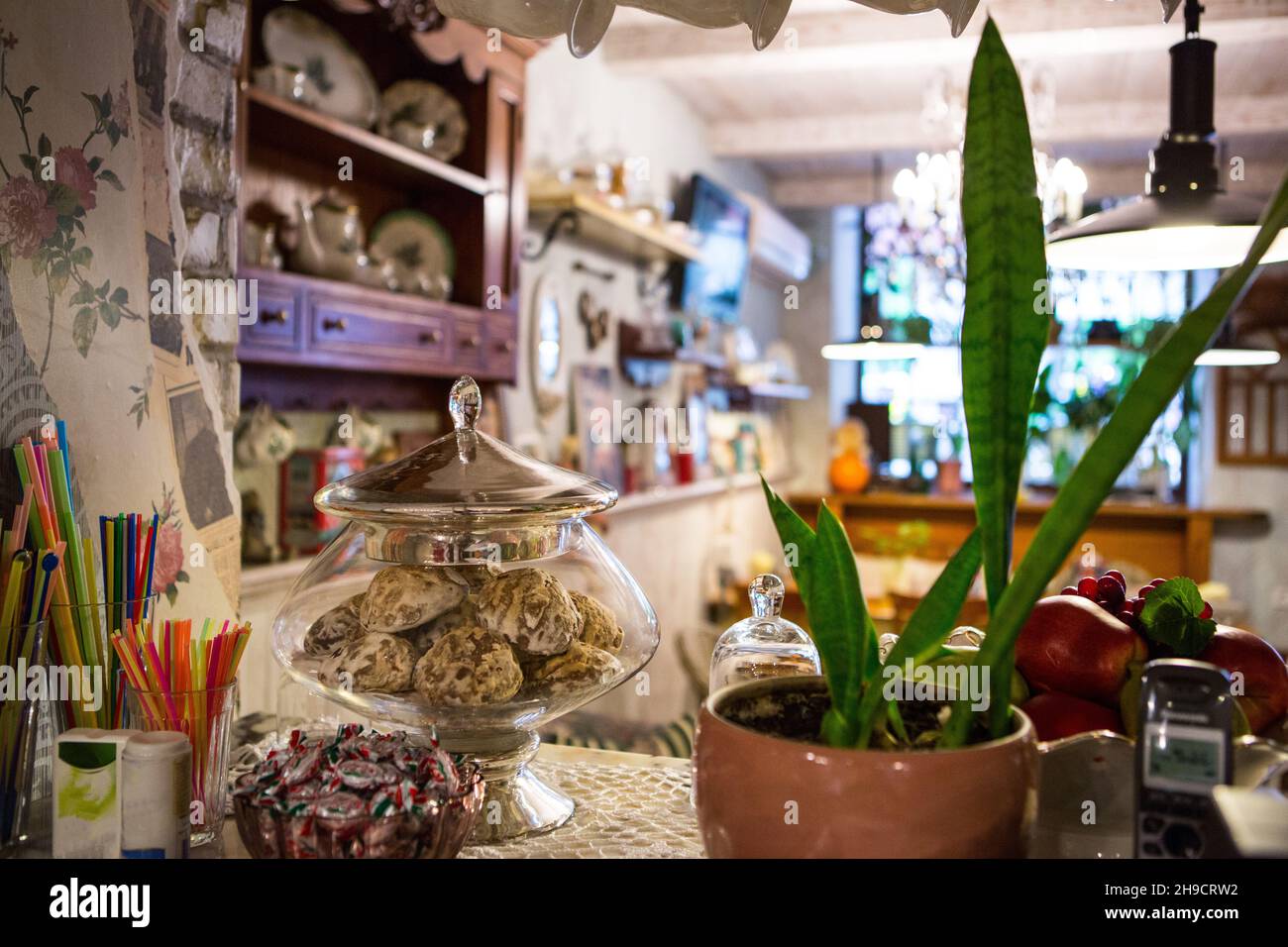 Interno del ristorante in stile country. Accogliente ristorante in stile francese con cornici vuote per dipinti e fotografie sulle pareti Foto Stock