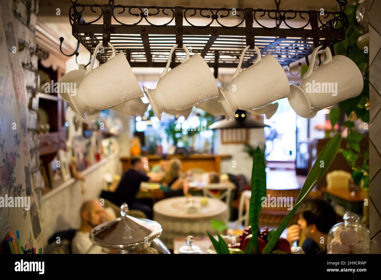 Interno del ristorante in stile country. Accogliente ristorante in stile francese con cornici vuote per dipinti e fotografie sulle pareti Foto Stock