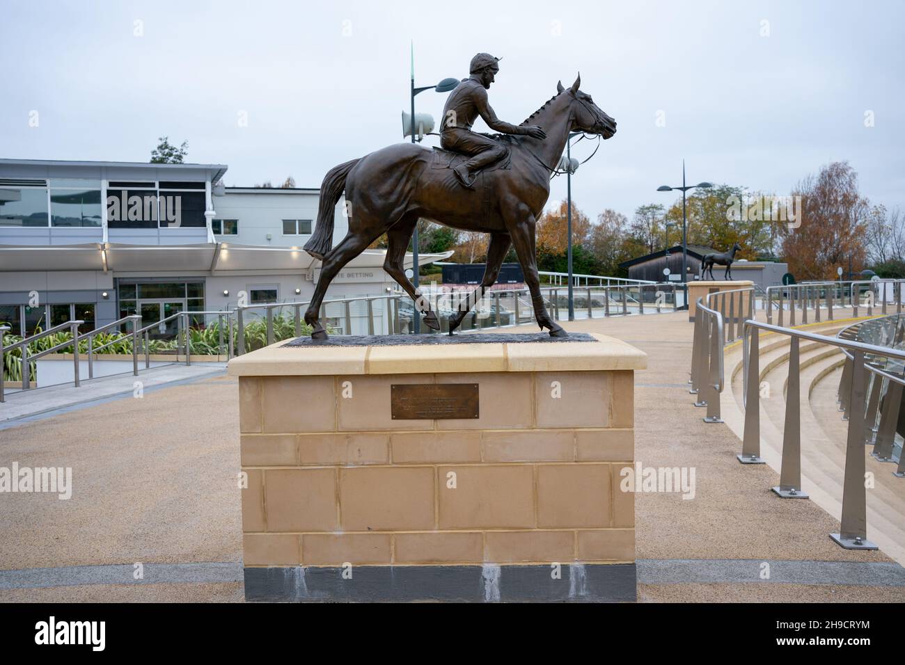 Cheltenham Inghilterra UK Novembre 24 2021 Bronzo statua di Dawn corsa cheltenham corsa gara corso vincitore della coppa d'oro 1986 Foto Stock