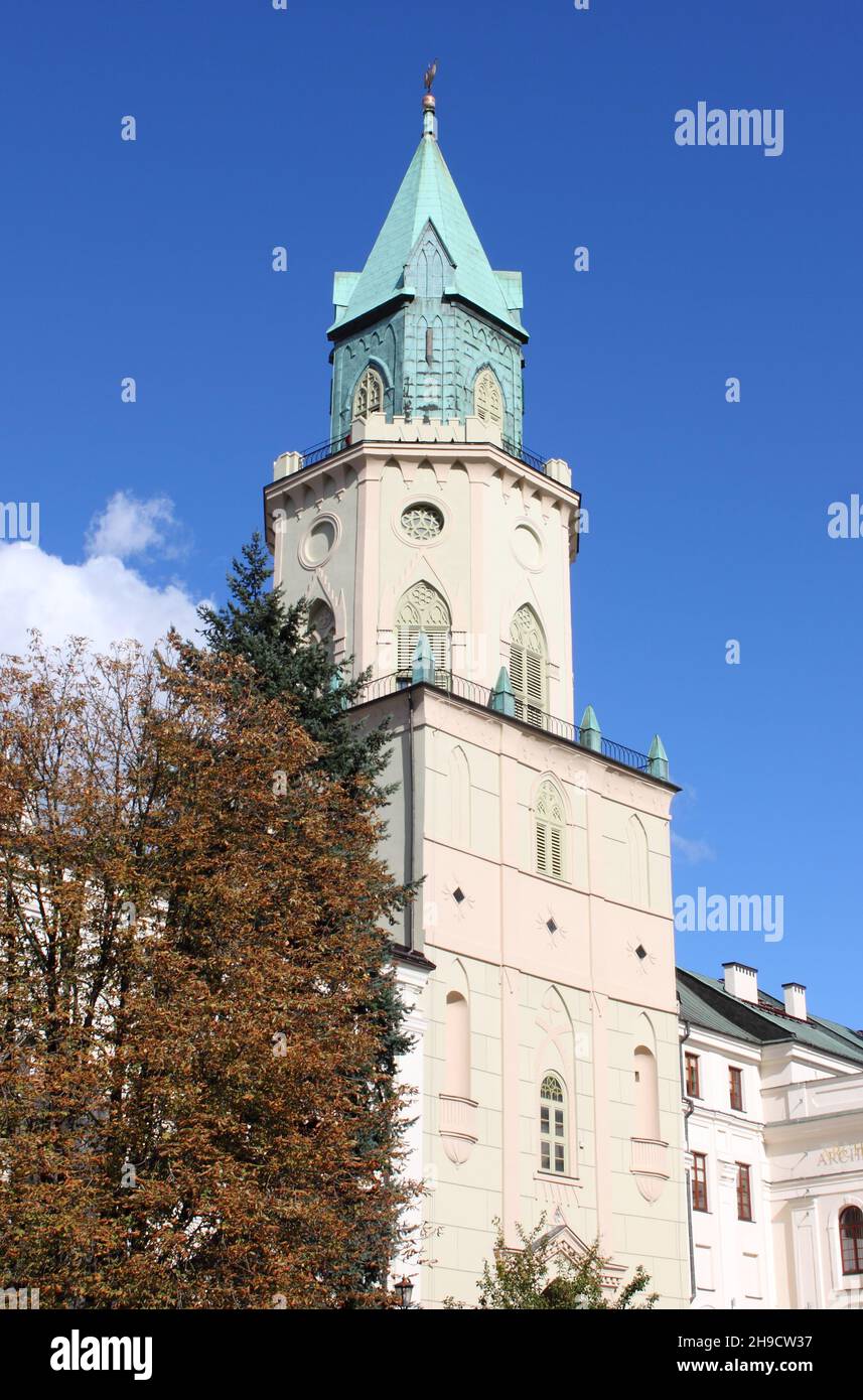 Torre Trynitarska vicino alla Cattedrale di San Giovanni Battista e Giovanni Evangelista nella città vecchia di Lublino, in Polonia Foto Stock