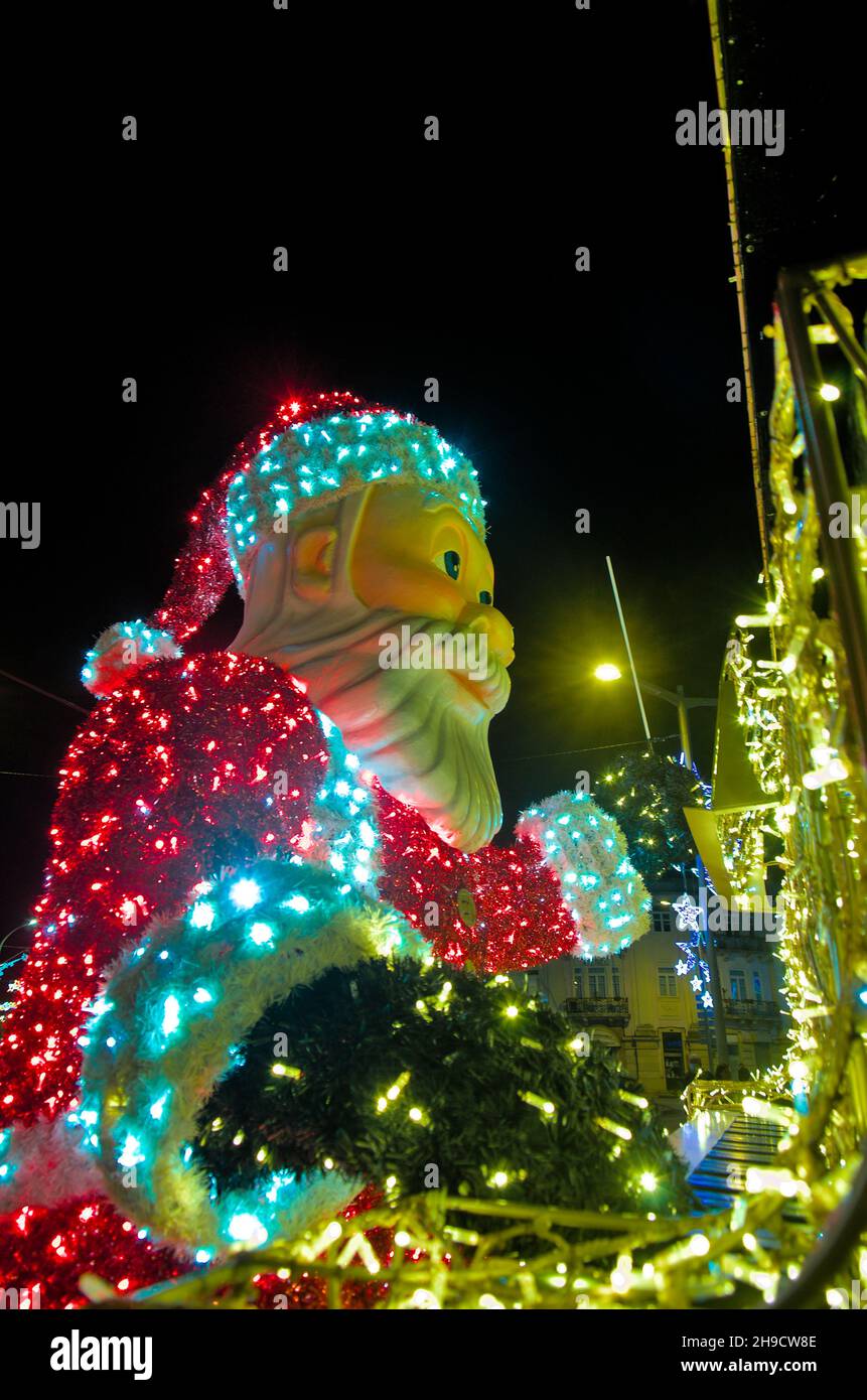 Natale 2021 luci di notte a Loule. Algarve, Portogallo Foto Stock